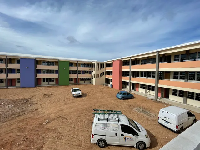 The New Albena Lake Hodge Comprehensive School gallery photo 4